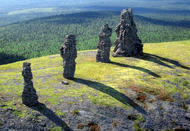 Каменные идолы Мань-Пупу-Нер