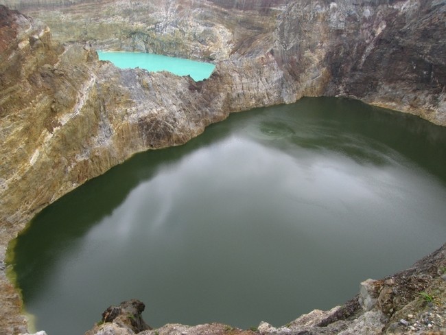 Вулканы Индонезии. Келимуту и его цветные озера.