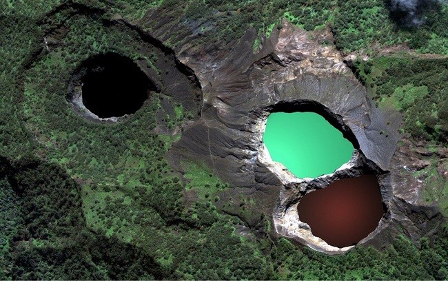 Вулканы Индонезии. Келимуту и его цветные озера.
