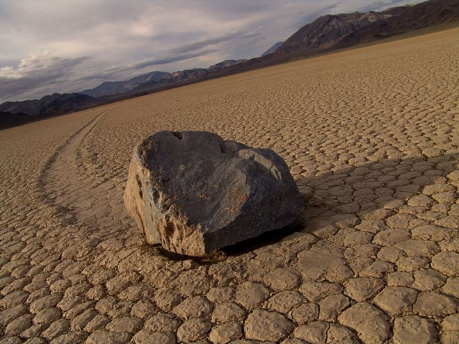 Гуляющие камни  Долины Смерти в США