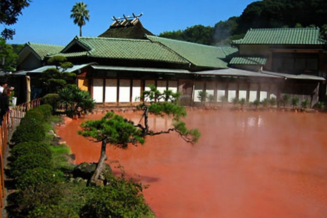 Кровавый пруд в Японии