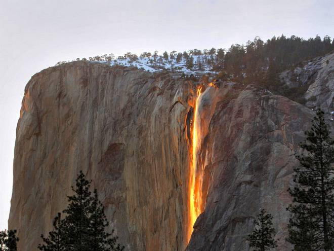водопад  Огненная вода Хорстейла в Йосемити