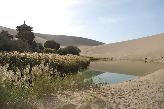 Озеро Полумесяца среди пустыни