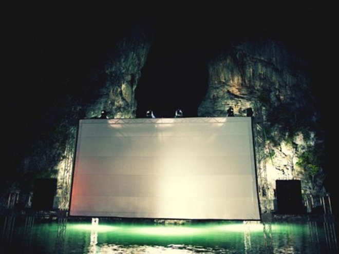 Кинотеатр на воде в Таиланде