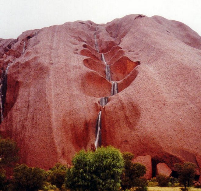 Знаменитая гора Улуру в Австралии