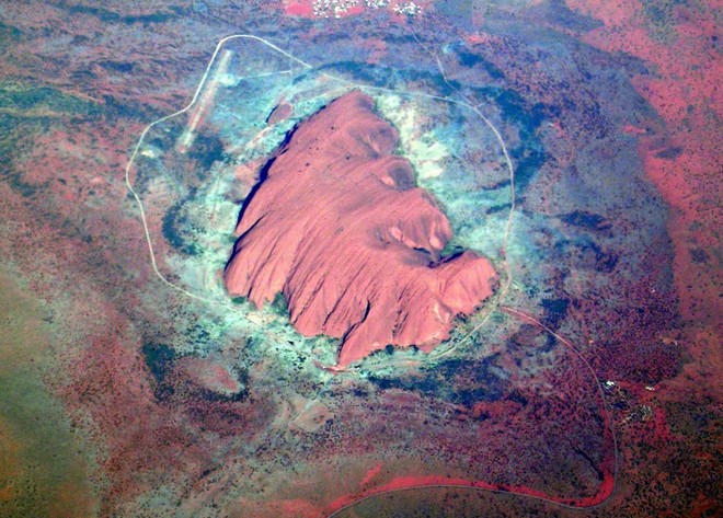 Знаменитая гора Улуру в Австралии